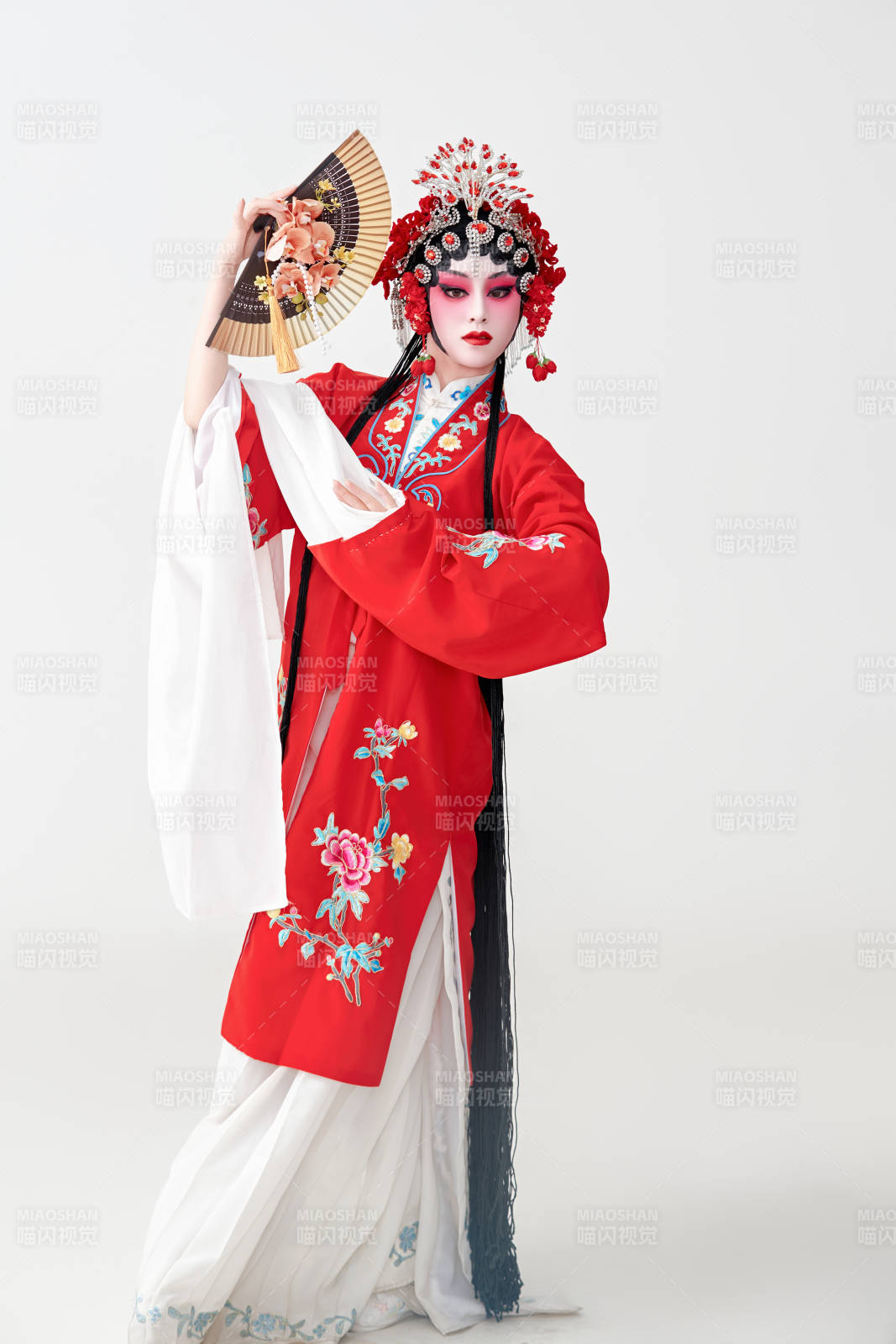 表演中國國粹京劇動作的紅衣花旦女性演員