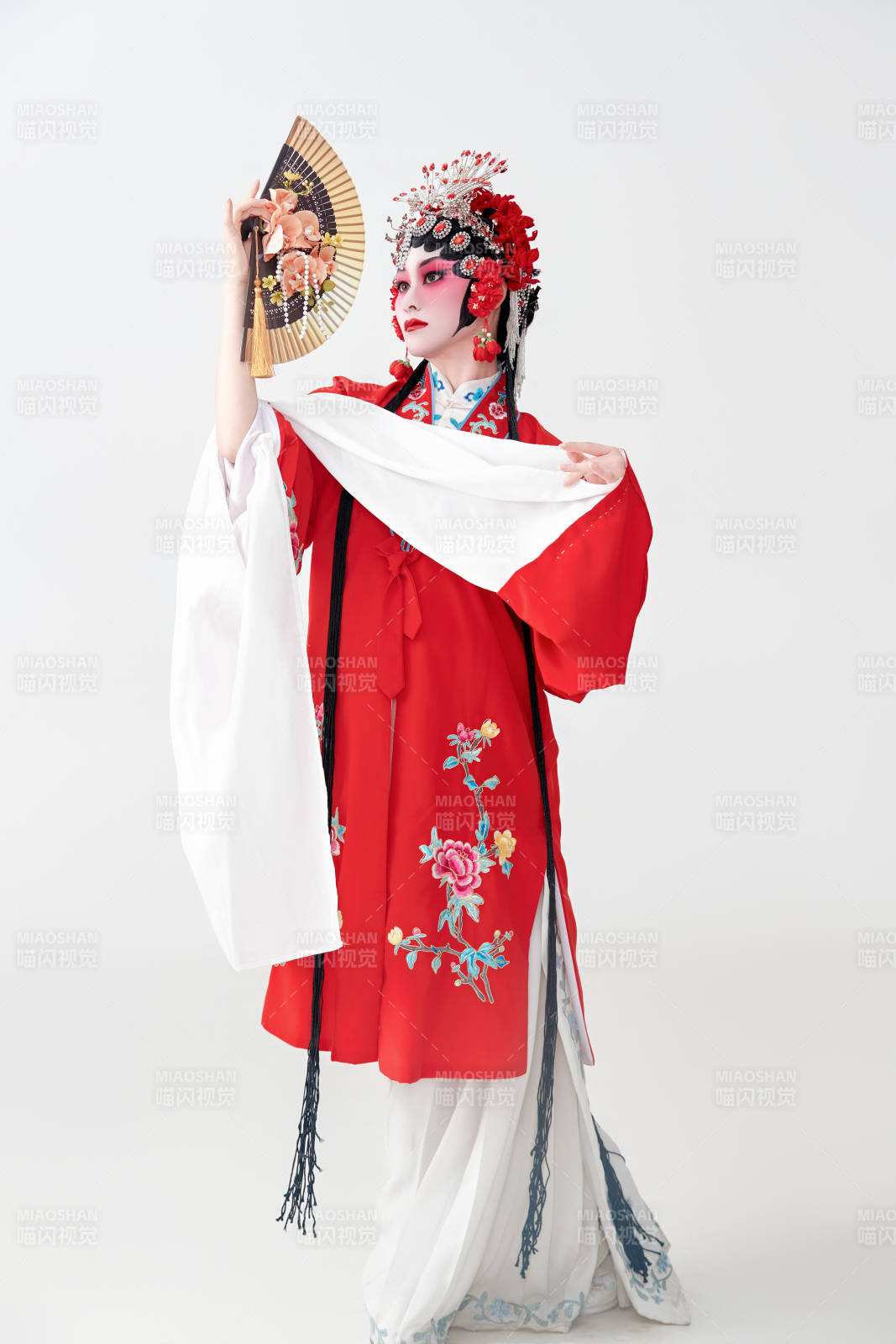 表演中國國粹京劇動作的紅衣花旦女性演員