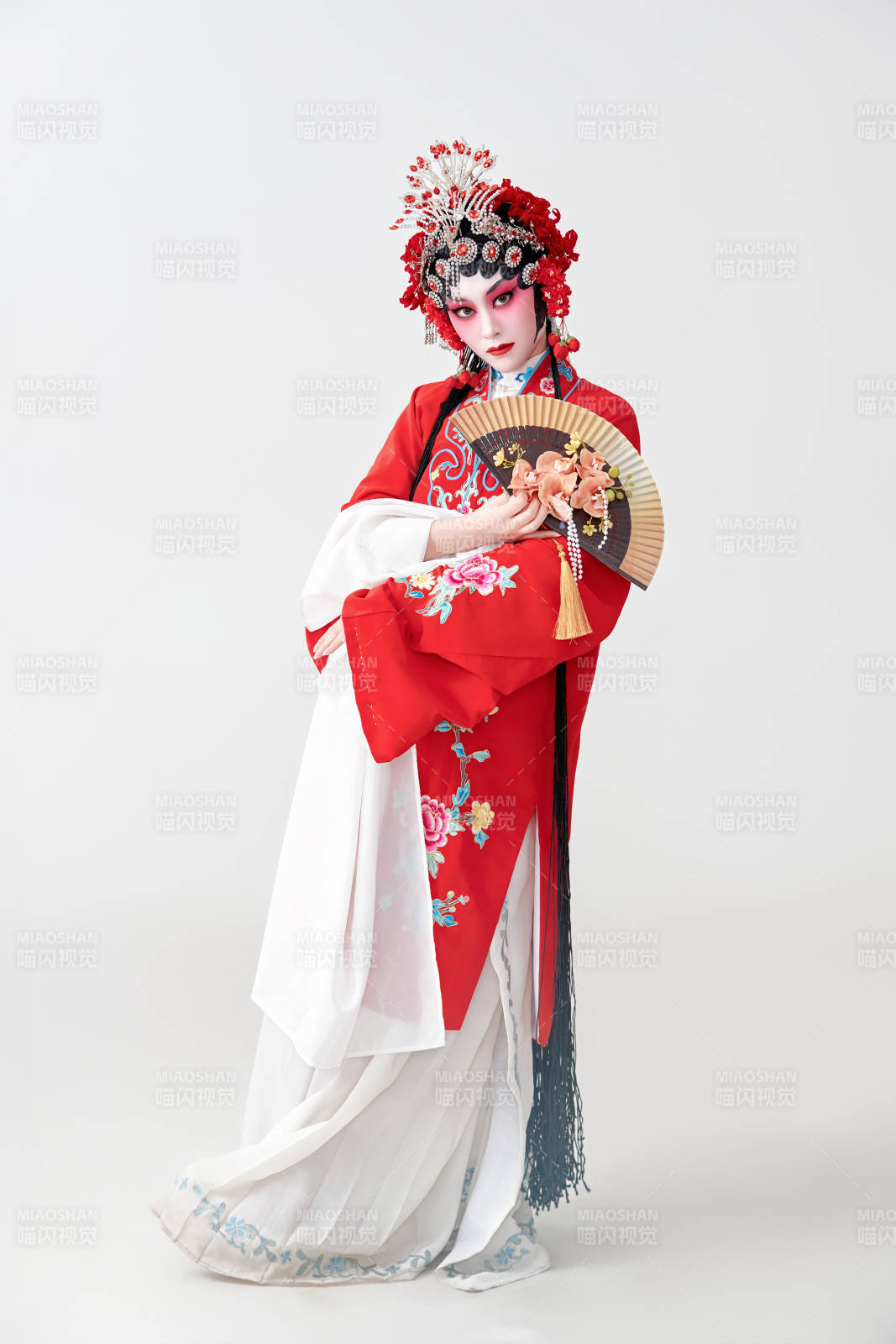 表演中國國粹京劇動作的紅衣花旦女性演員