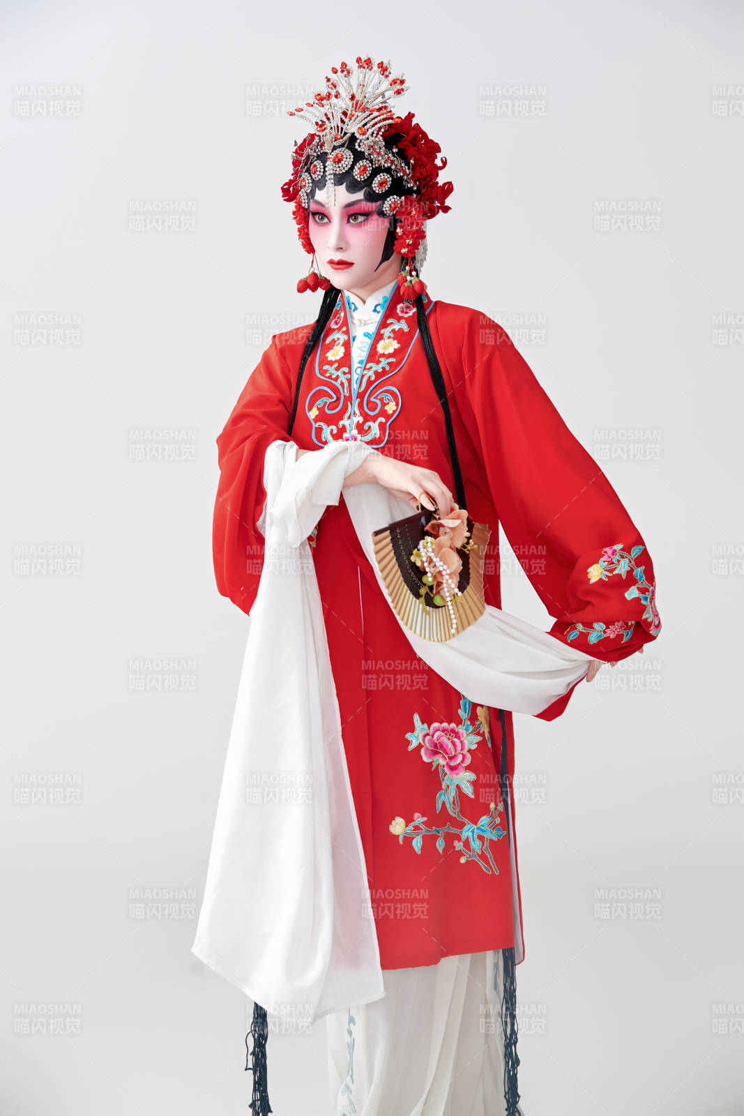 表演中國國粹京劇動作的紅衣花旦女性演員