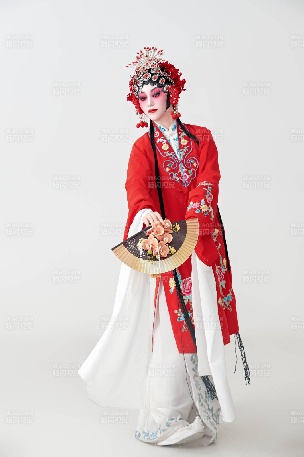 表演中國國粹京劇動作的紅衣花旦女性演員