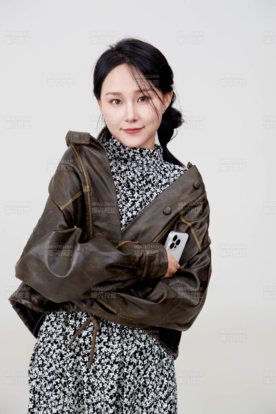 白色背景下使用手機的亞洲女性