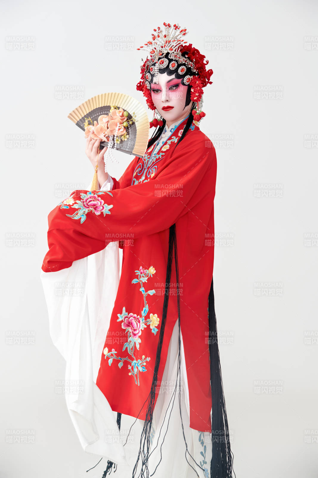 表演中國國粹京劇動作的紅衣花旦女性演員