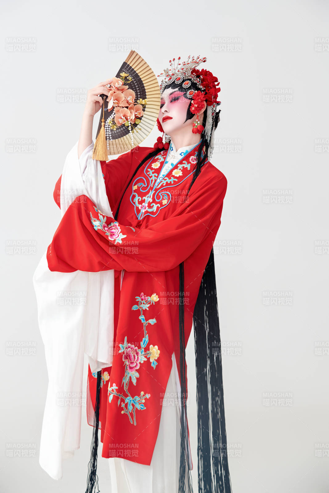 表演中國國粹京劇動作的紅衣花旦女性演員