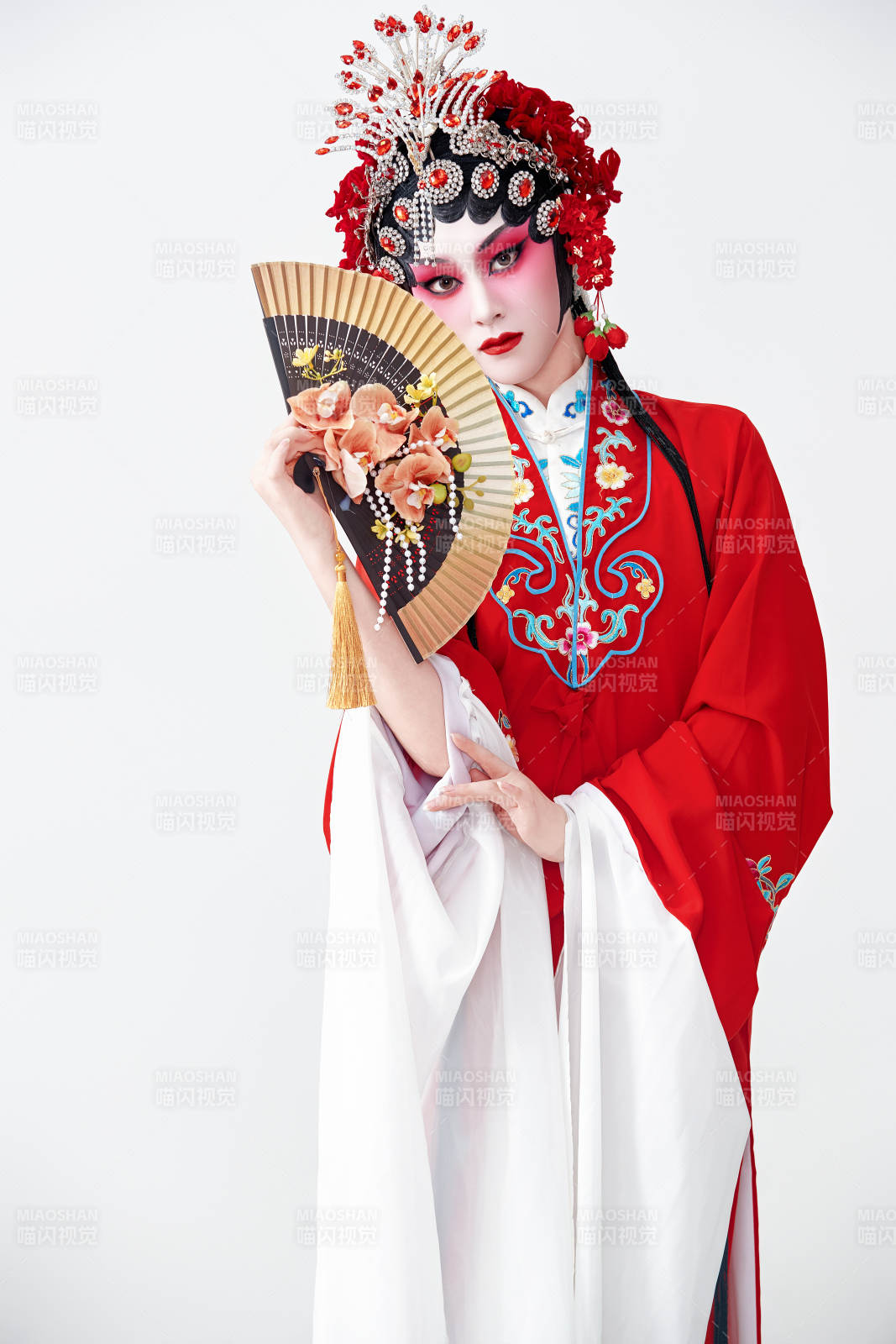 表演中國國粹京劇動作的紅衣花旦女性演員