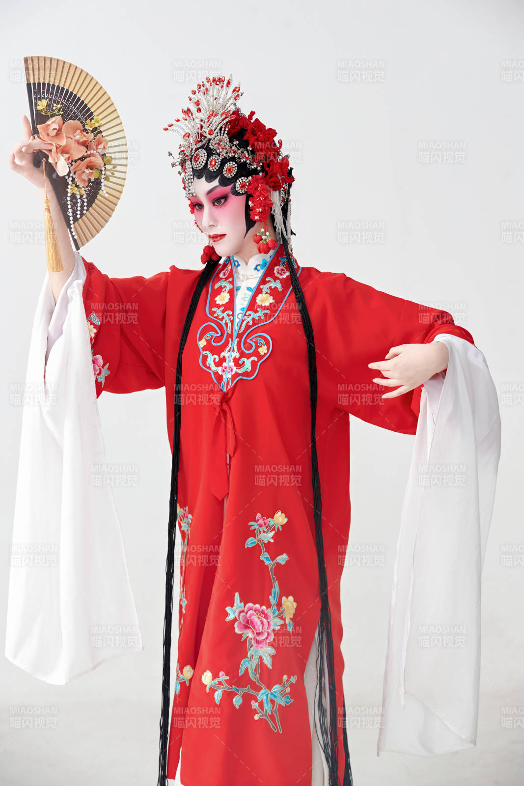 表演中國國粹京劇動作的紅衣花旦女性演員