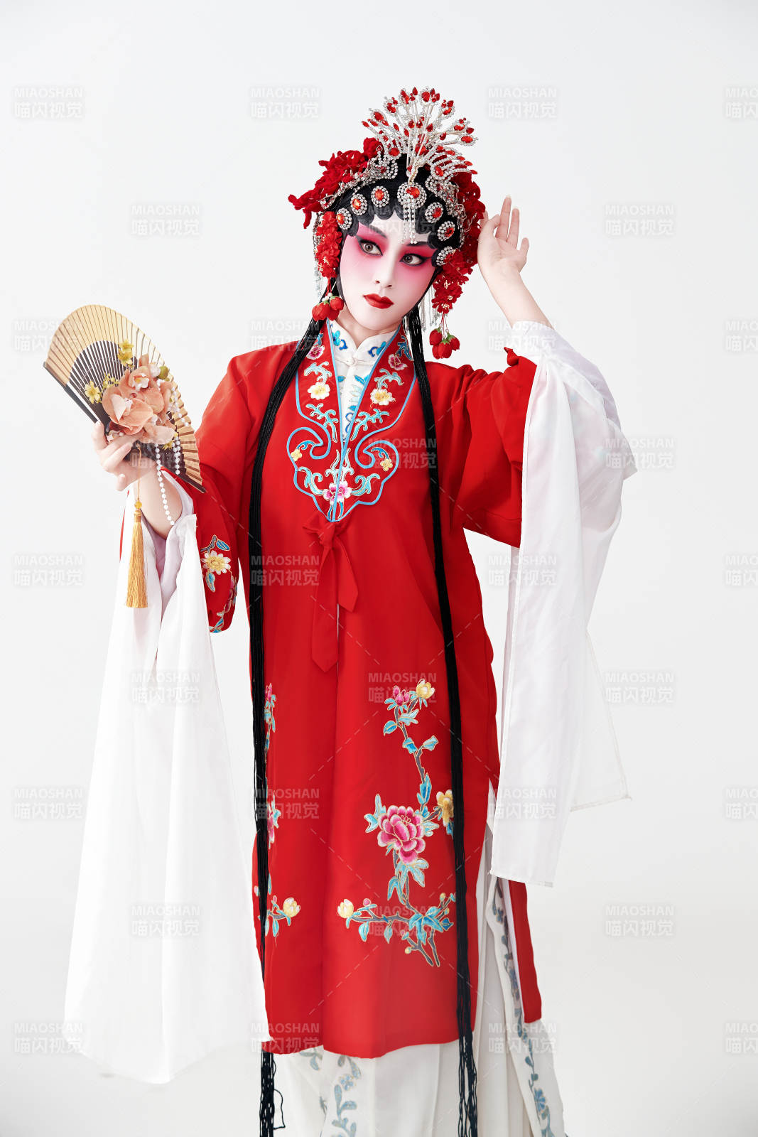 表演中國國粹京劇動作的紅衣花旦女性演員