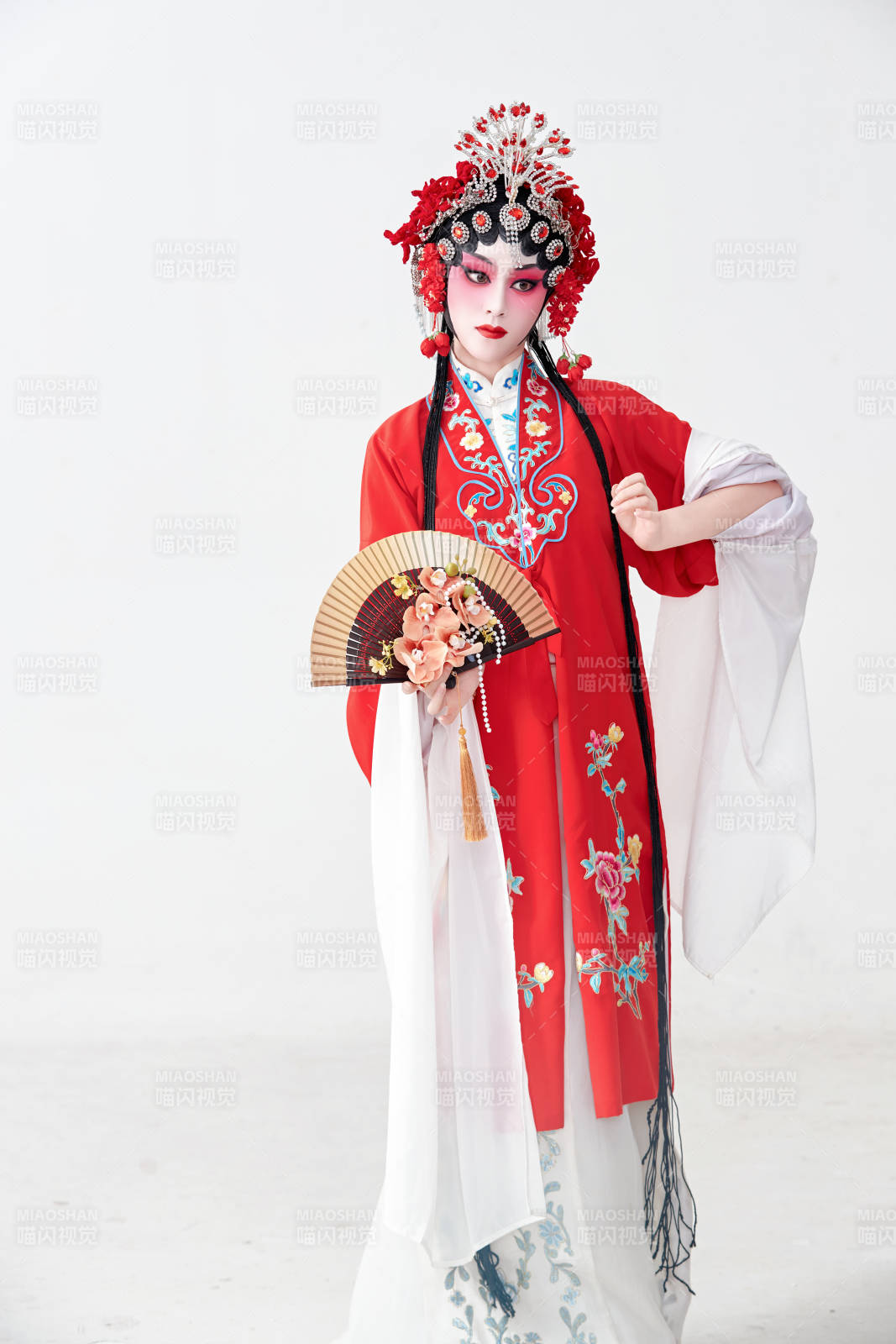 表演中國國粹京劇動作的紅衣花旦女性演員