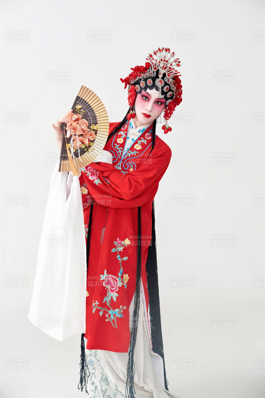 表演中國國粹京劇動作的紅衣花旦女性演員