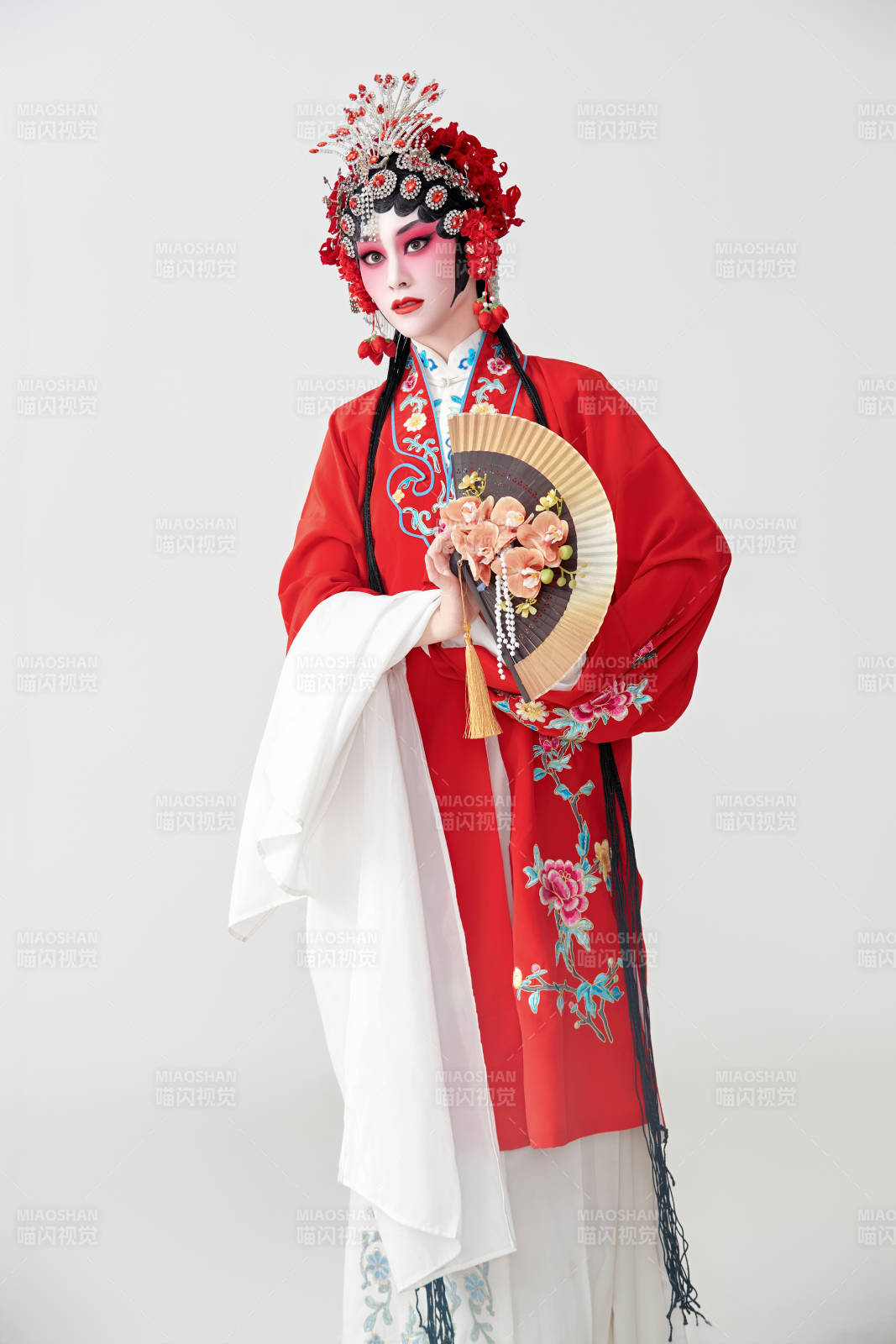 表演中國國粹京劇動作的紅衣花旦女性演員