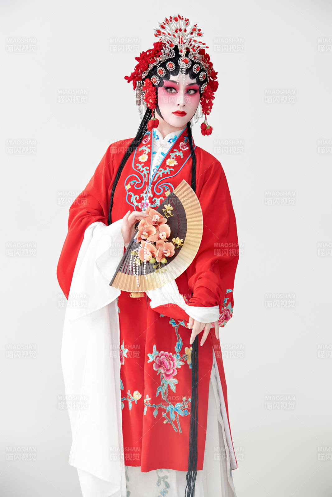 表演中國國粹京劇動作的紅衣花旦女性演員