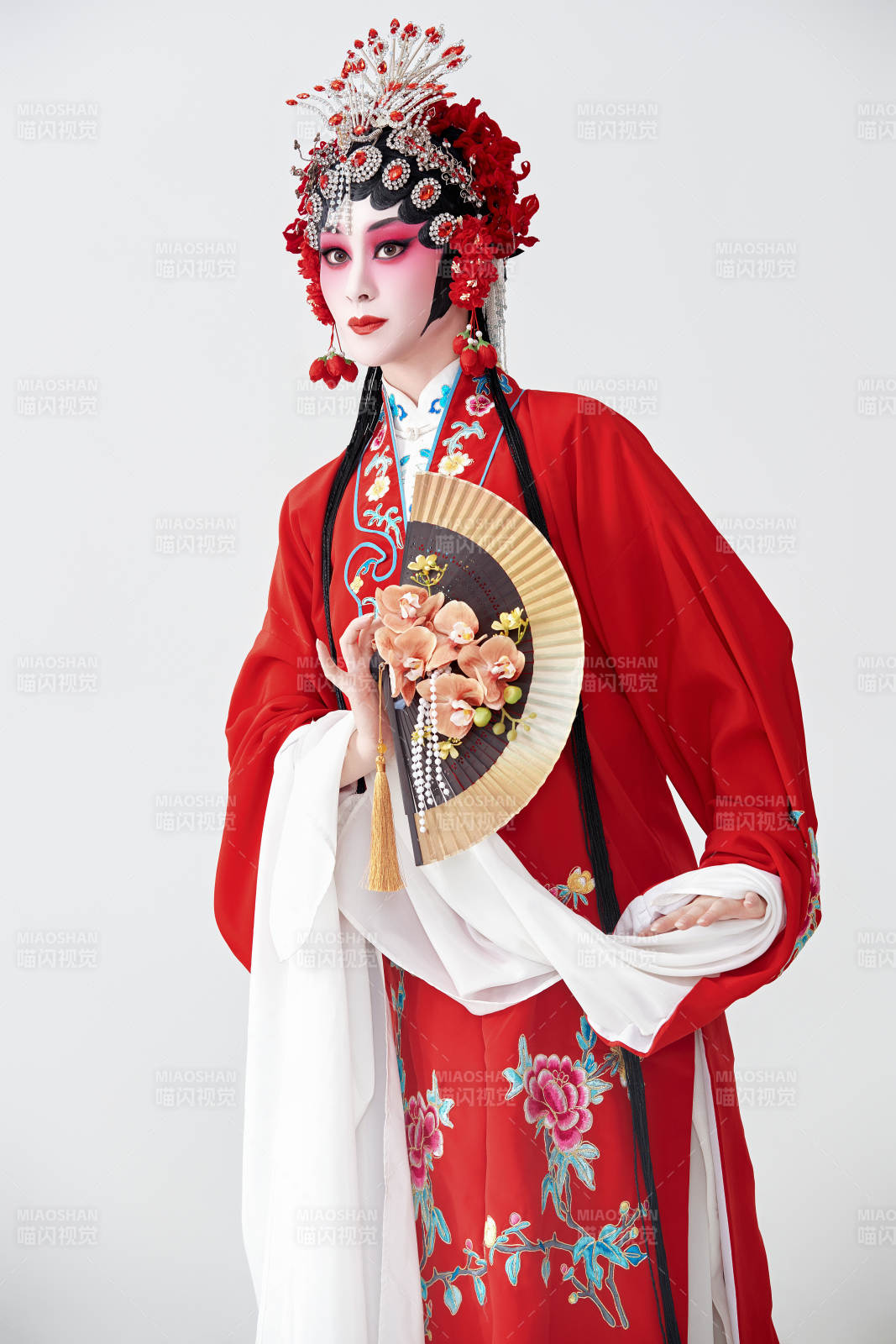 表演中國國粹京劇動作的紅衣花旦女性演員