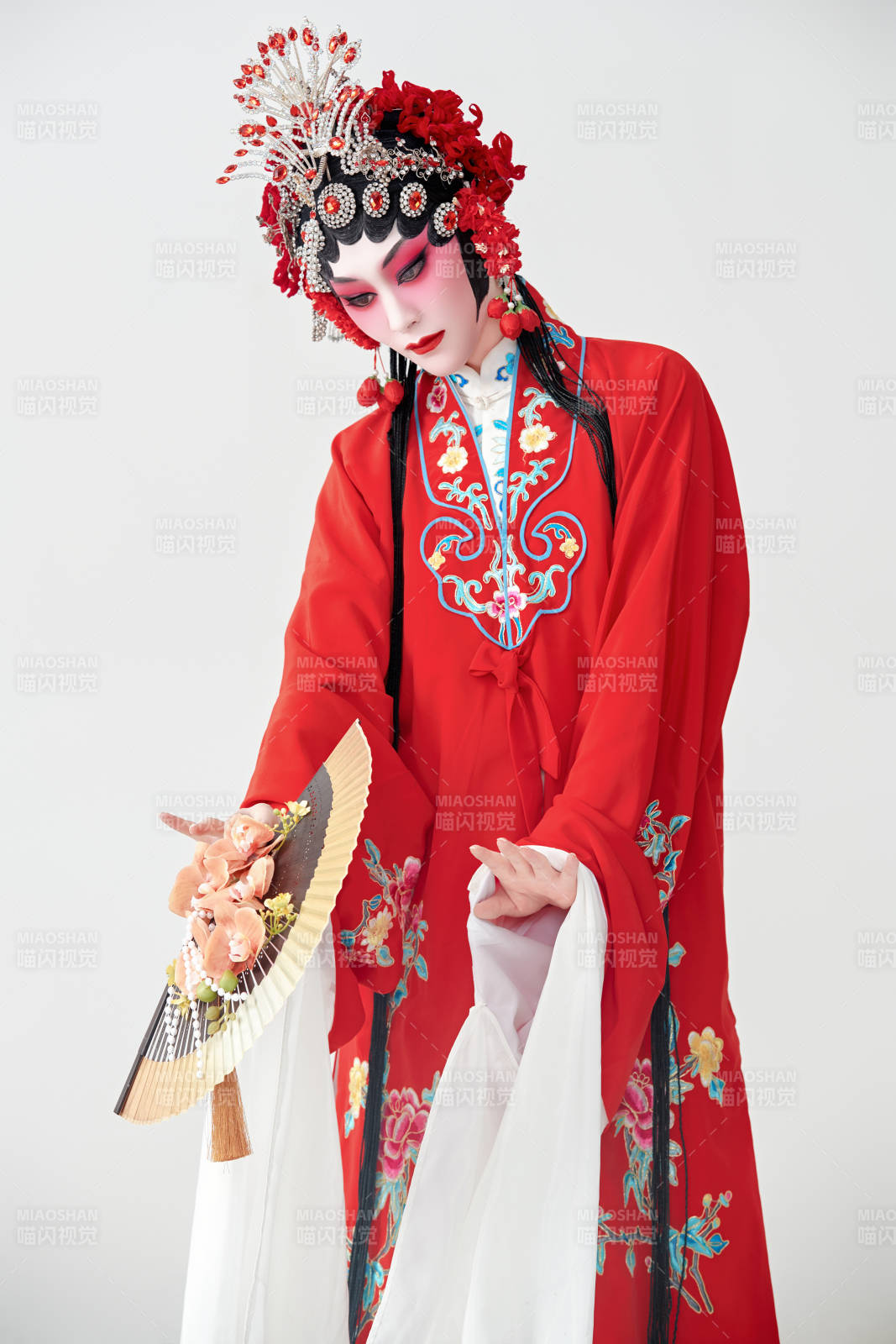 表演中國國粹京劇動作的紅衣花旦女性演員