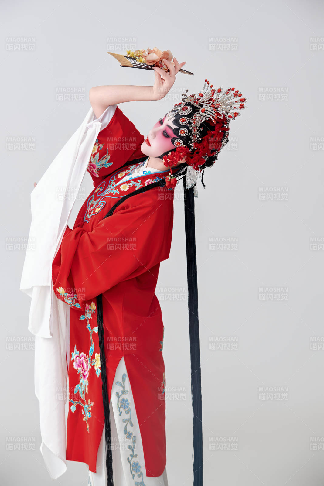 表演中國國粹京劇動作的紅衣花旦女性演員