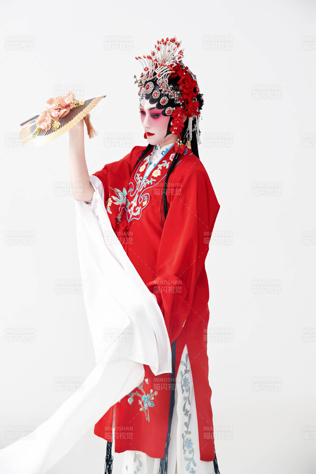 表演中國國粹京劇動作的紅衣花旦女性演員