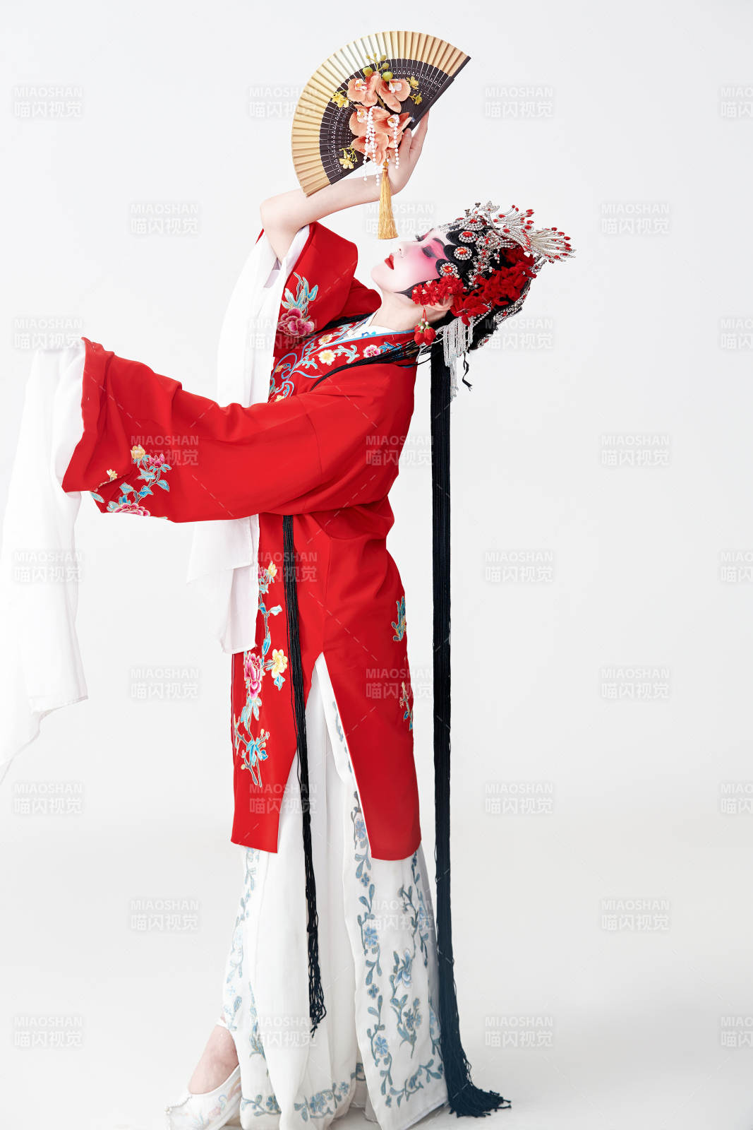 表演中國國粹京劇動作的紅衣花旦女性演員