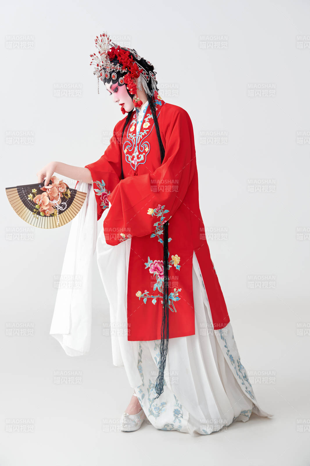 表演中國國粹京劇動作的紅衣花旦女性演員