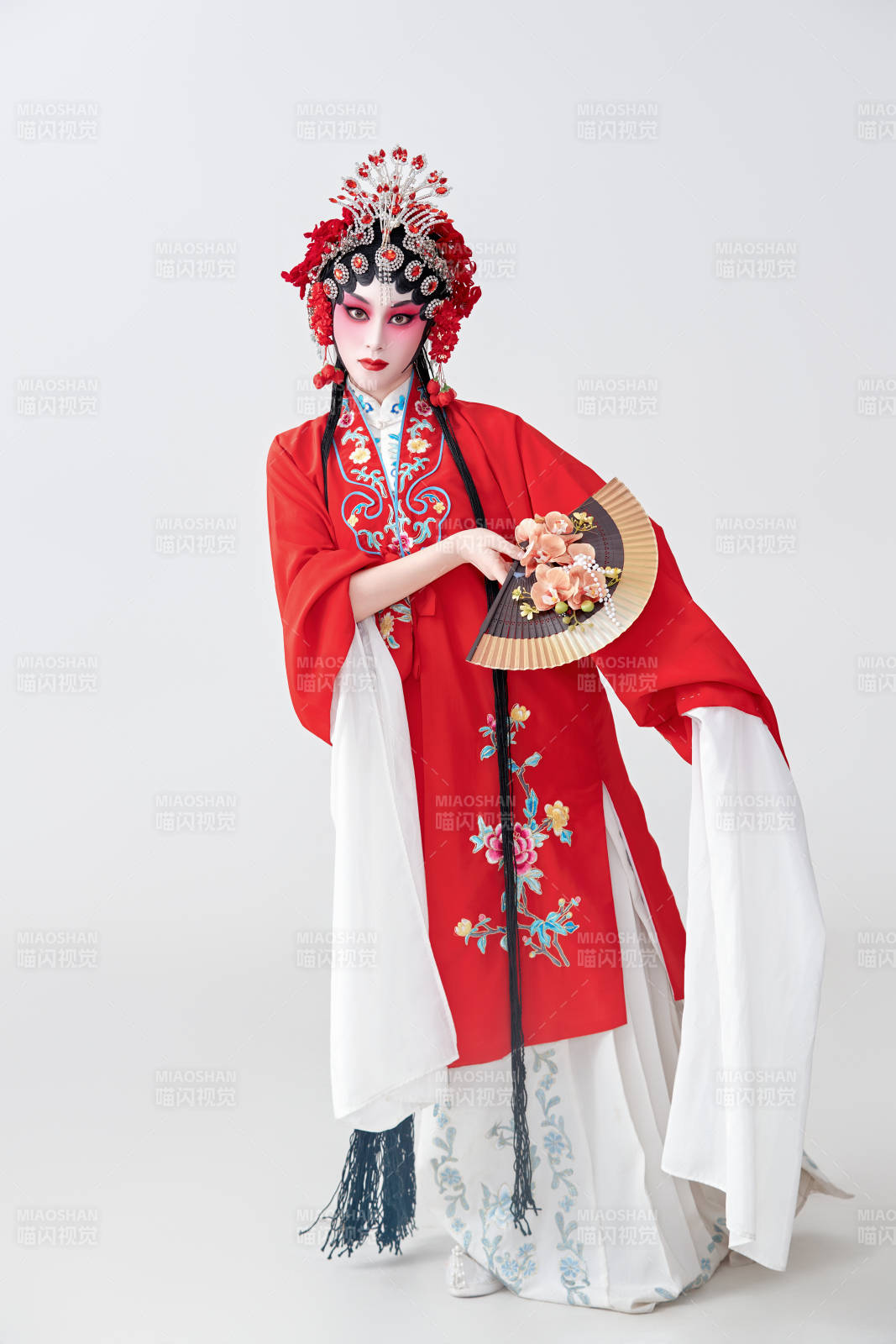 表演中國國粹京劇動作的紅衣花旦女性演員