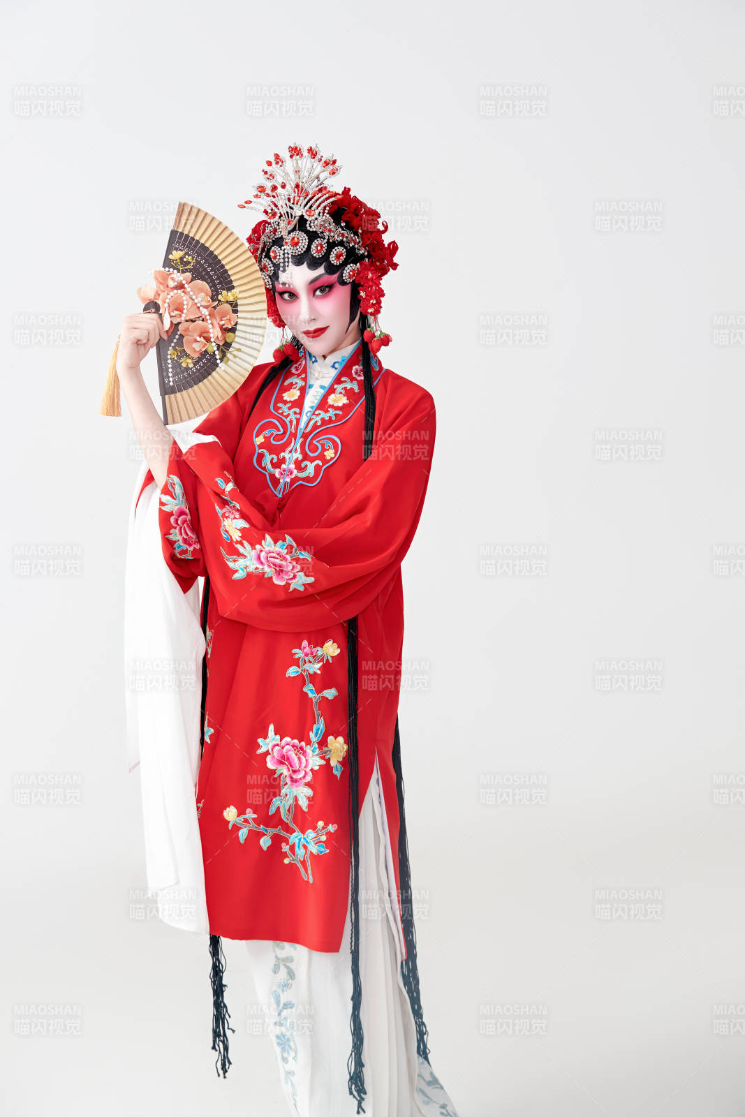 表演中國國粹京劇動(dòng)作的紅衣花旦女性演員