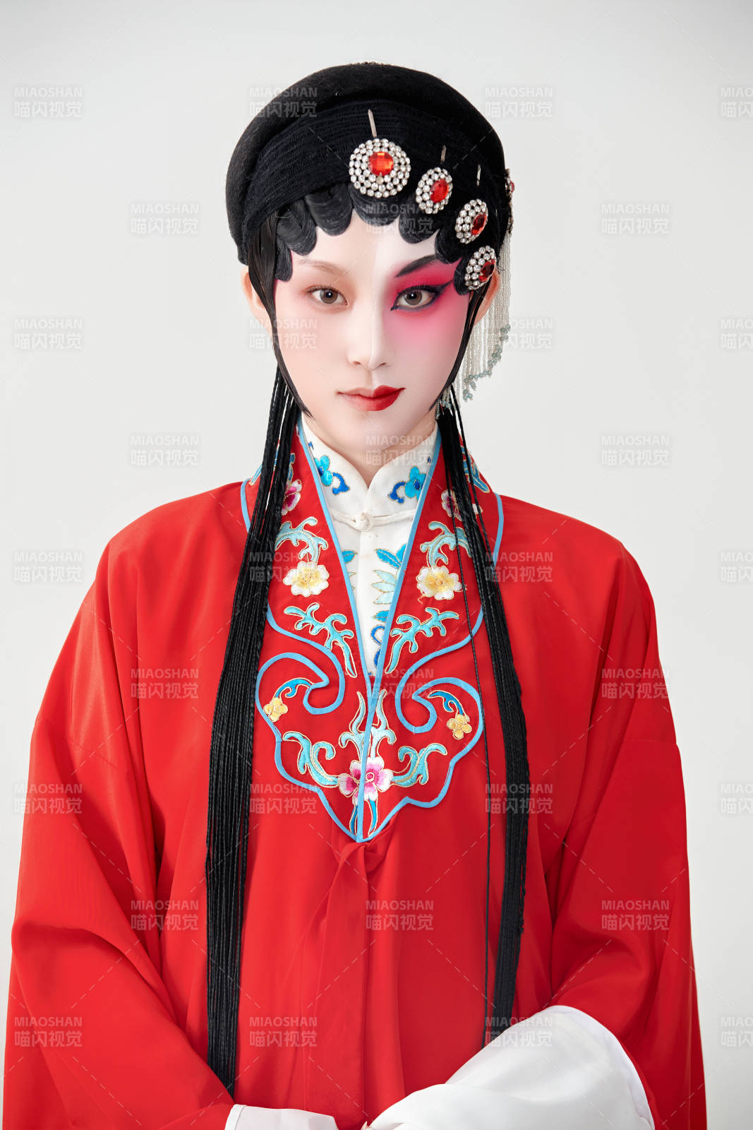 表演中國國粹京劇動作的紅衣花旦女性演員