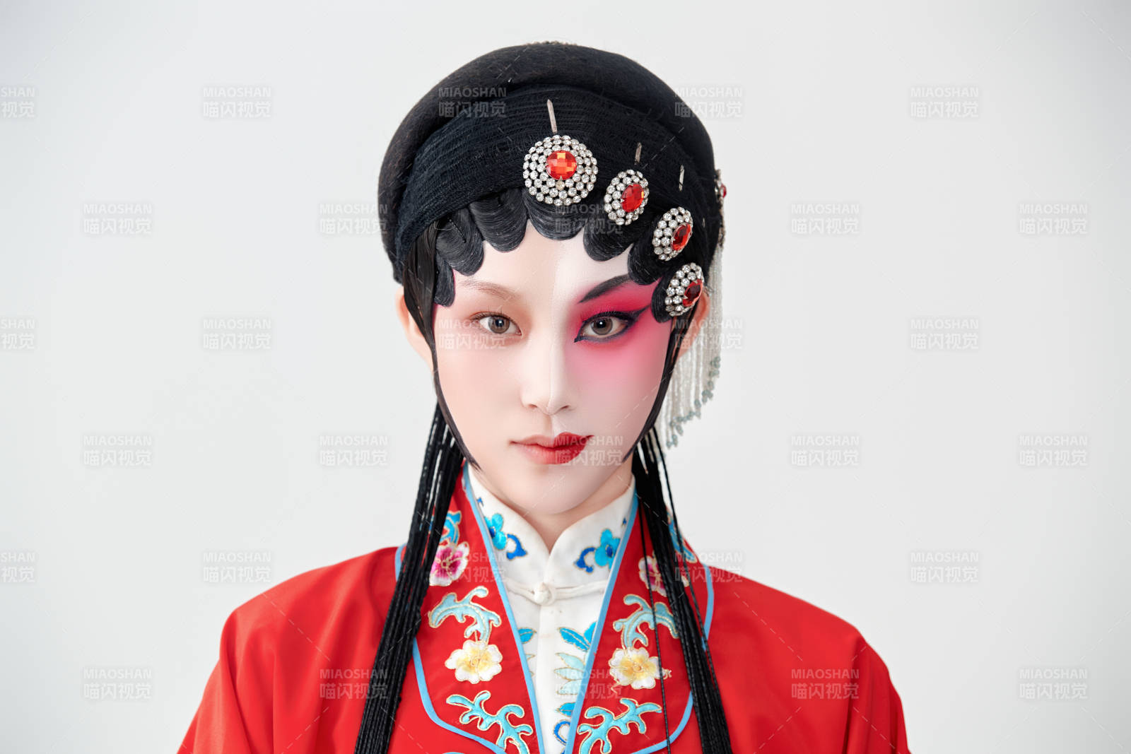 表演中國國粹京劇動作的紅衣花旦女性演員