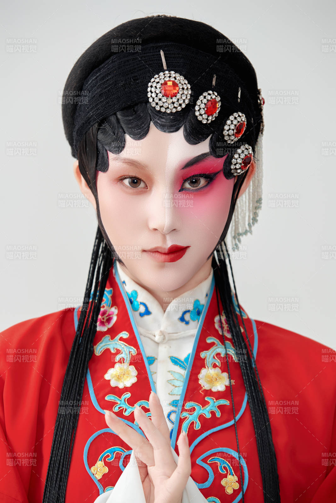 表演中國國粹京劇動作的紅衣花旦女性演員