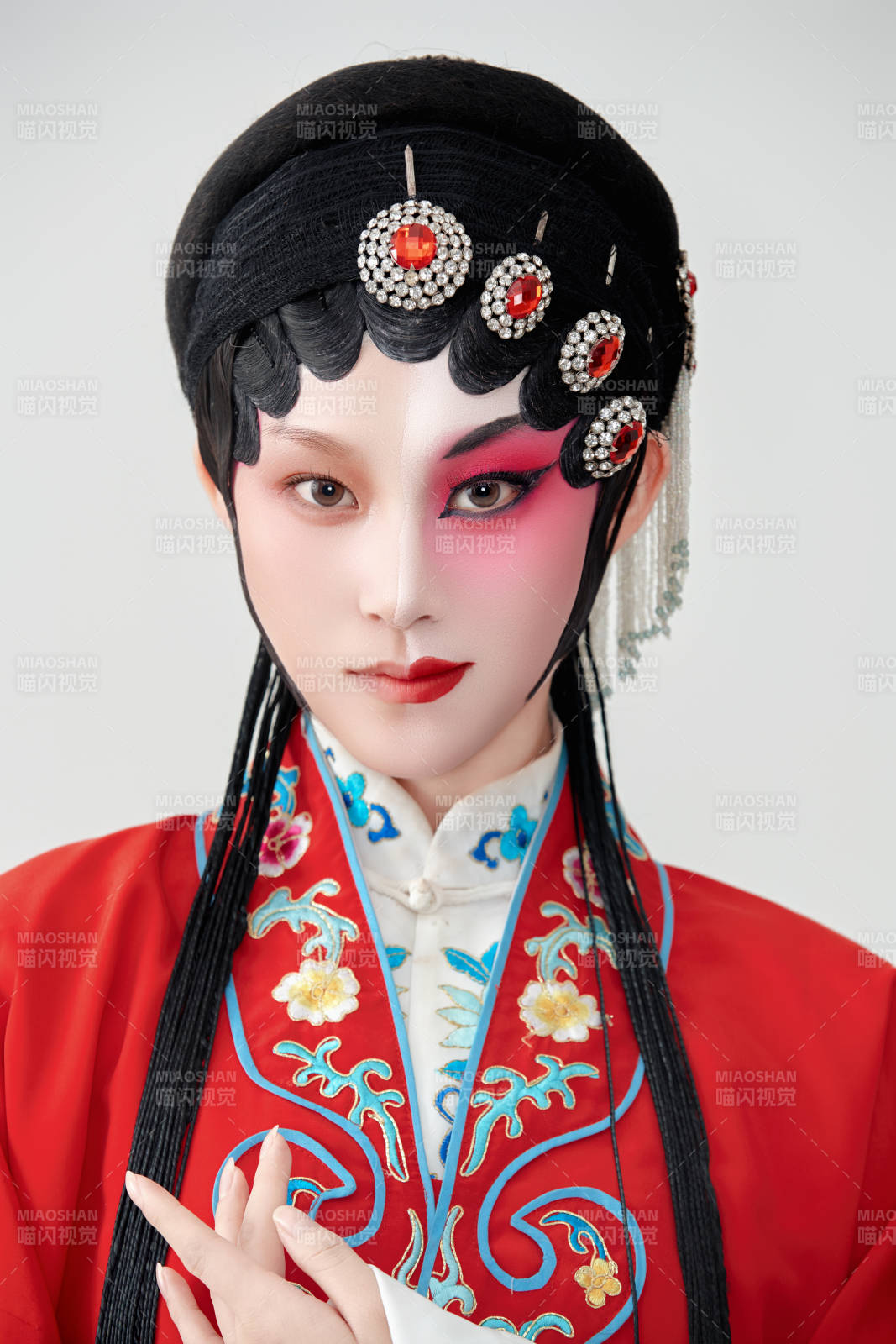 表演中國國粹京劇動作的紅衣花旦女性演員