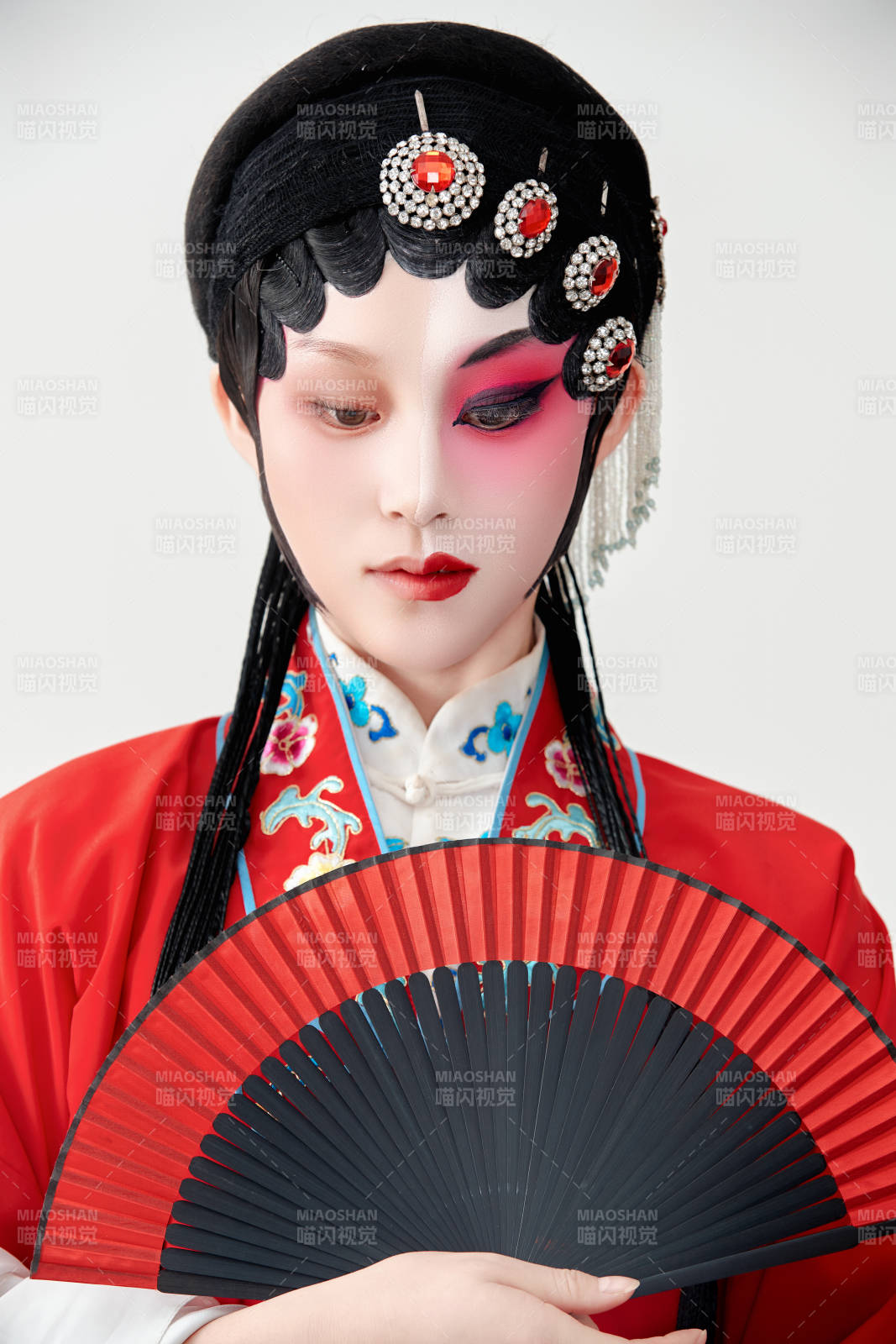 表演中國國粹京劇動作的紅衣花旦女性演員