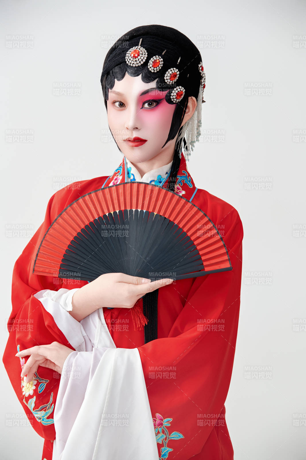 表演中國(guó)國(guó)粹京劇動(dòng)作的紅衣花旦女性演員