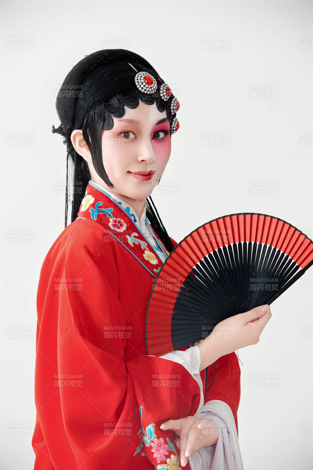 表演中國國粹京劇動作的紅衣花旦女性演員