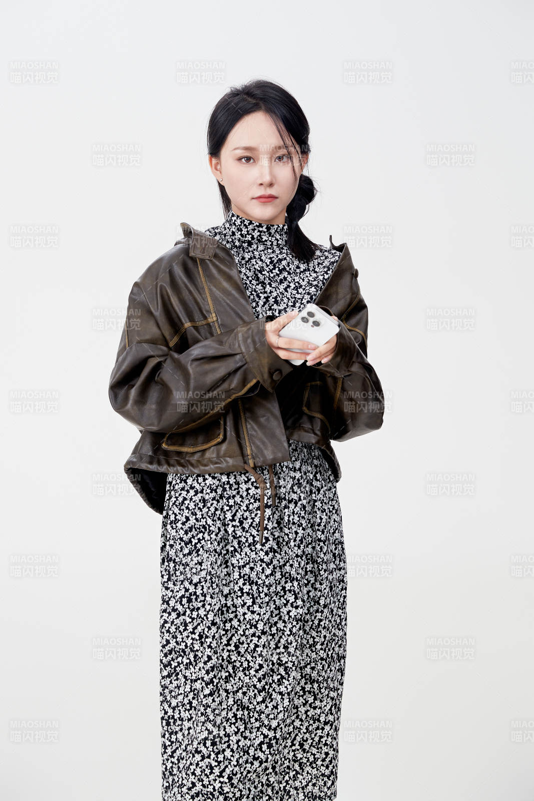 白色背景下使用手機的亞洲女性