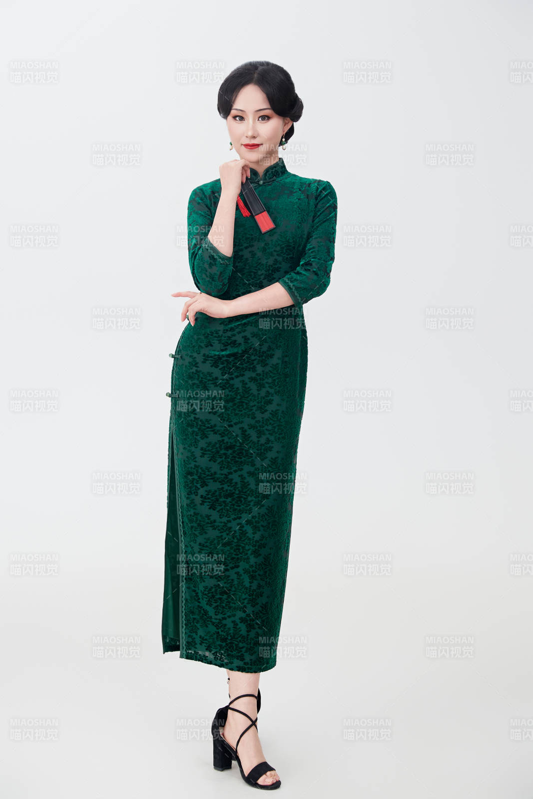 穿著中式旗袍手拿香扇的亞洲美女