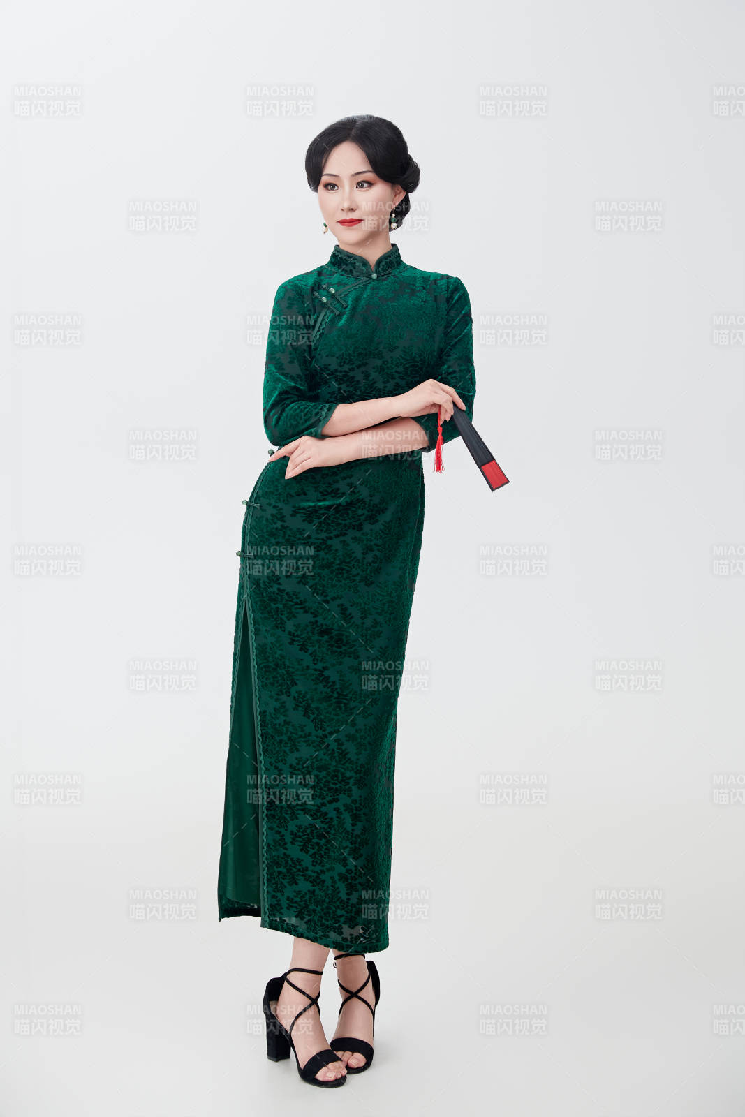 穿著中式旗袍手拿香扇的亞洲美女