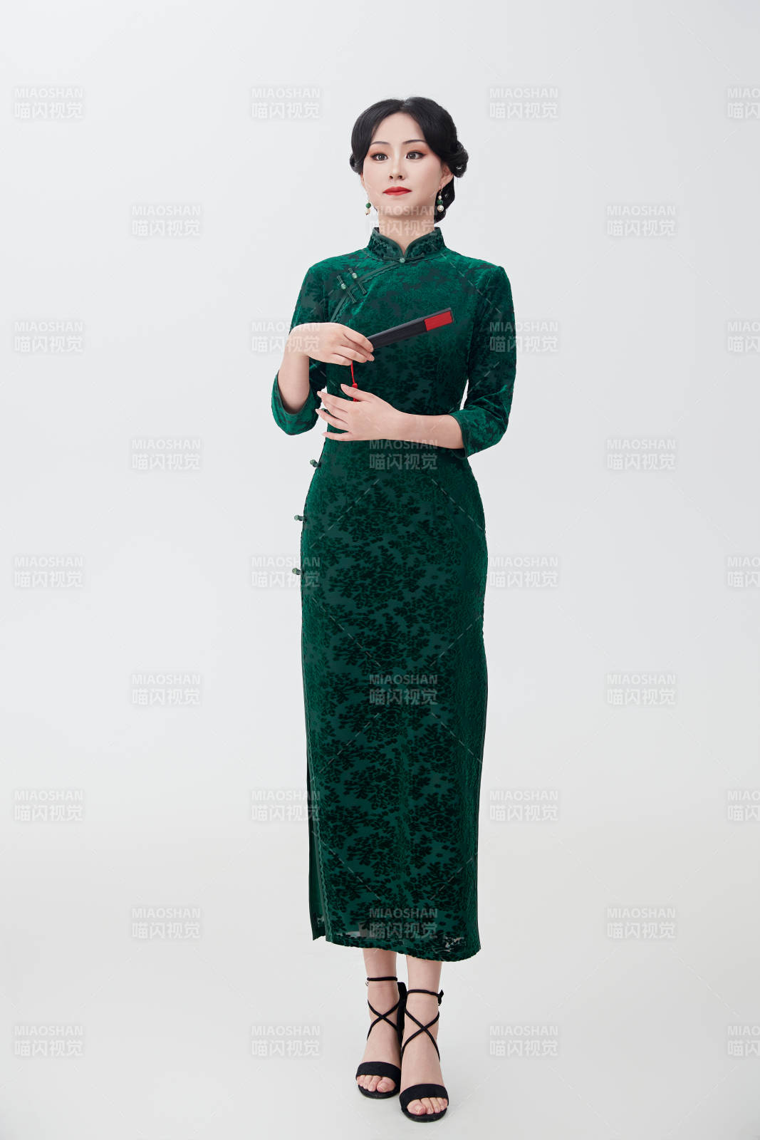 穿著中式旗袍手拿香扇的亞洲美女