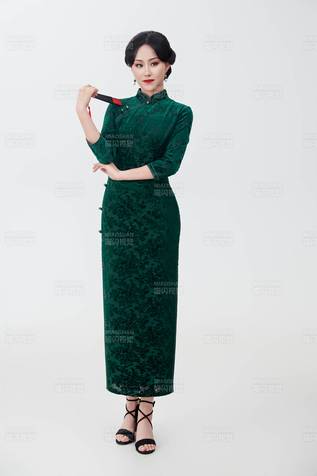 穿著中式旗袍手拿香扇的亞洲美女