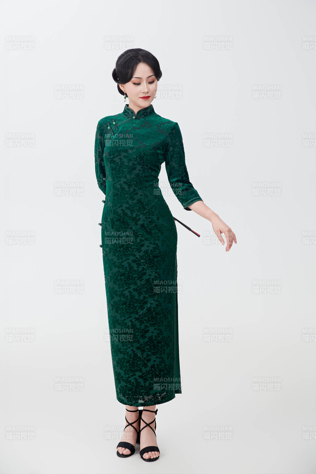 穿着中式旗袍手拿香扇的亚洲美女