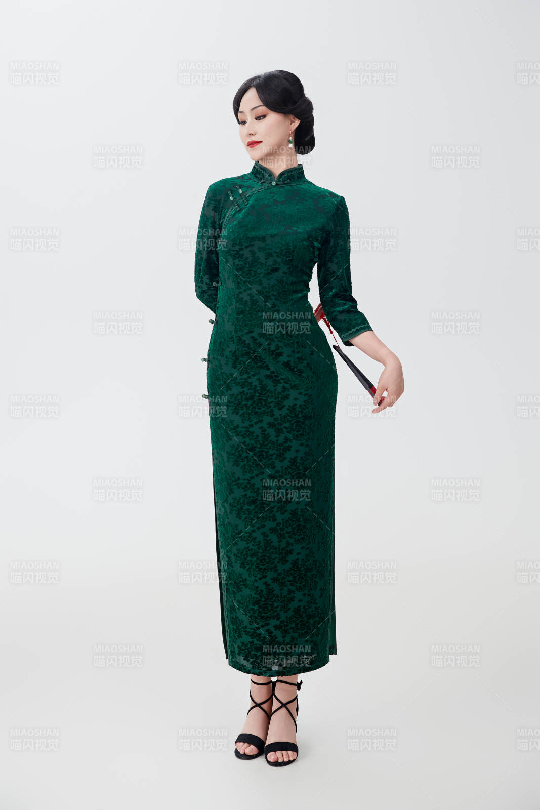 穿著中式旗袍手拿香扇的亞洲美女