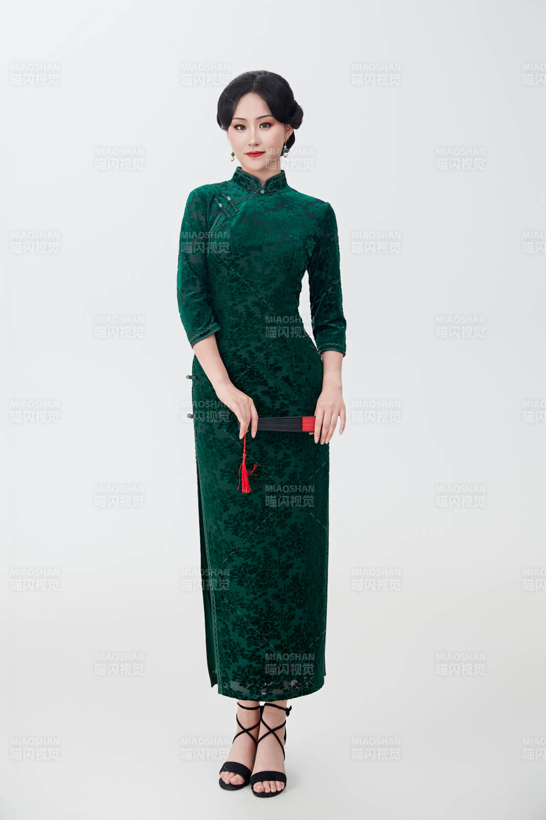 穿著中式旗袍手拿香扇的亞洲美女