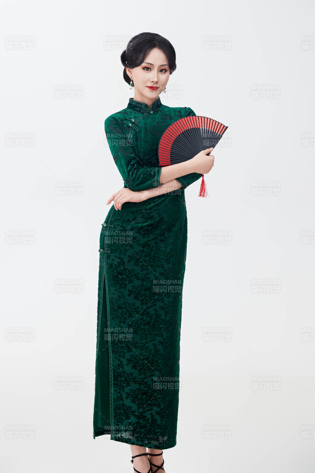 穿著中式旗袍手拿香扇的亞洲美女