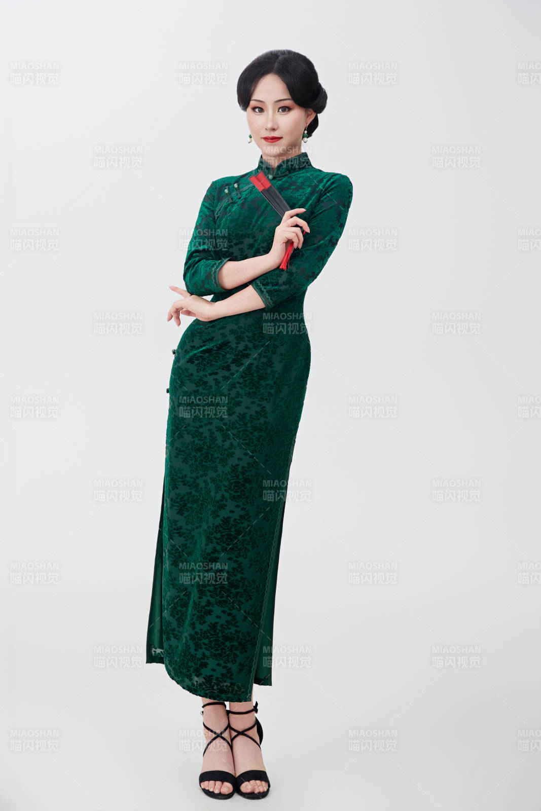 穿著中式旗袍手拿香扇的亞洲美女