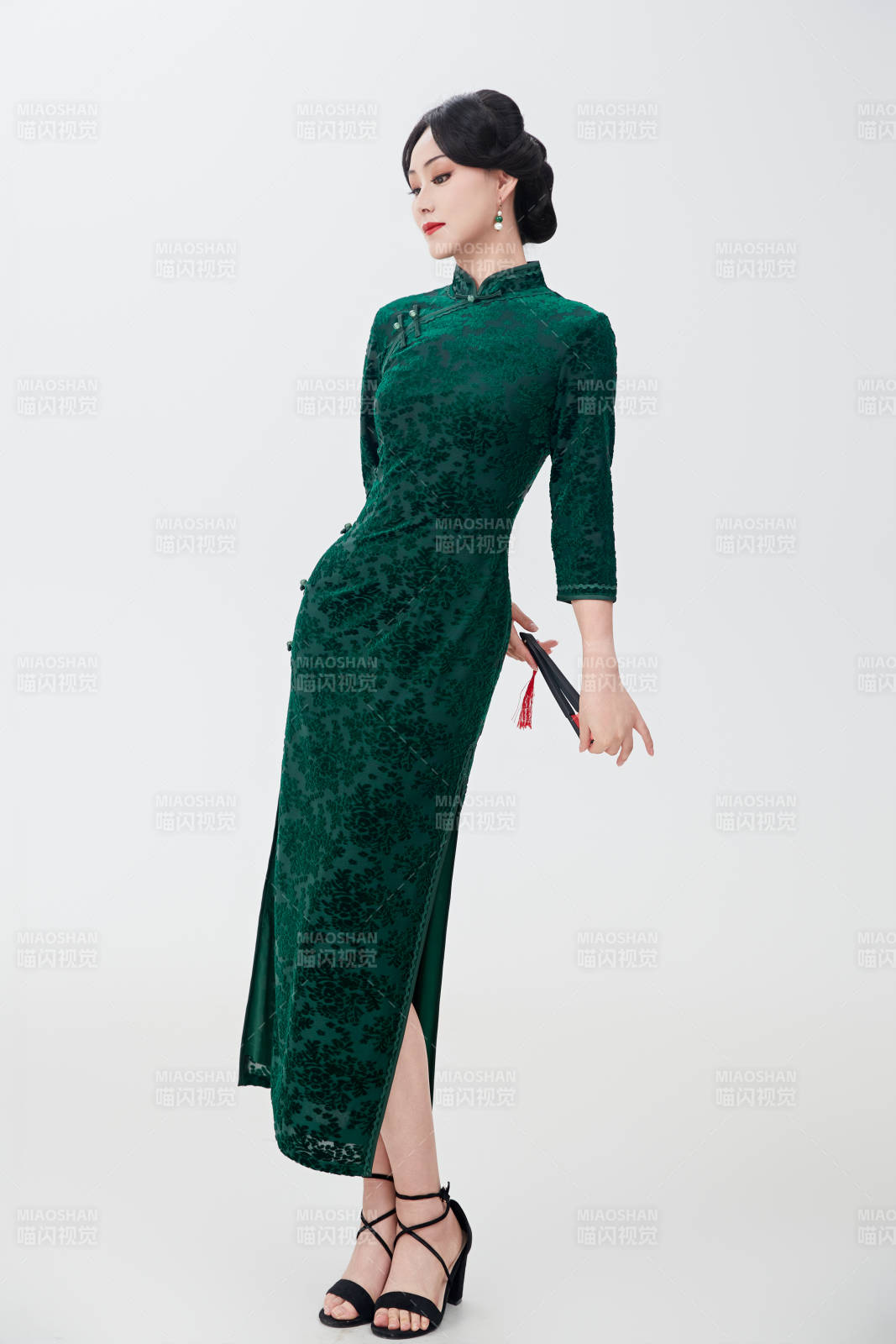 穿著中式旗袍手拿香扇的亞洲美女