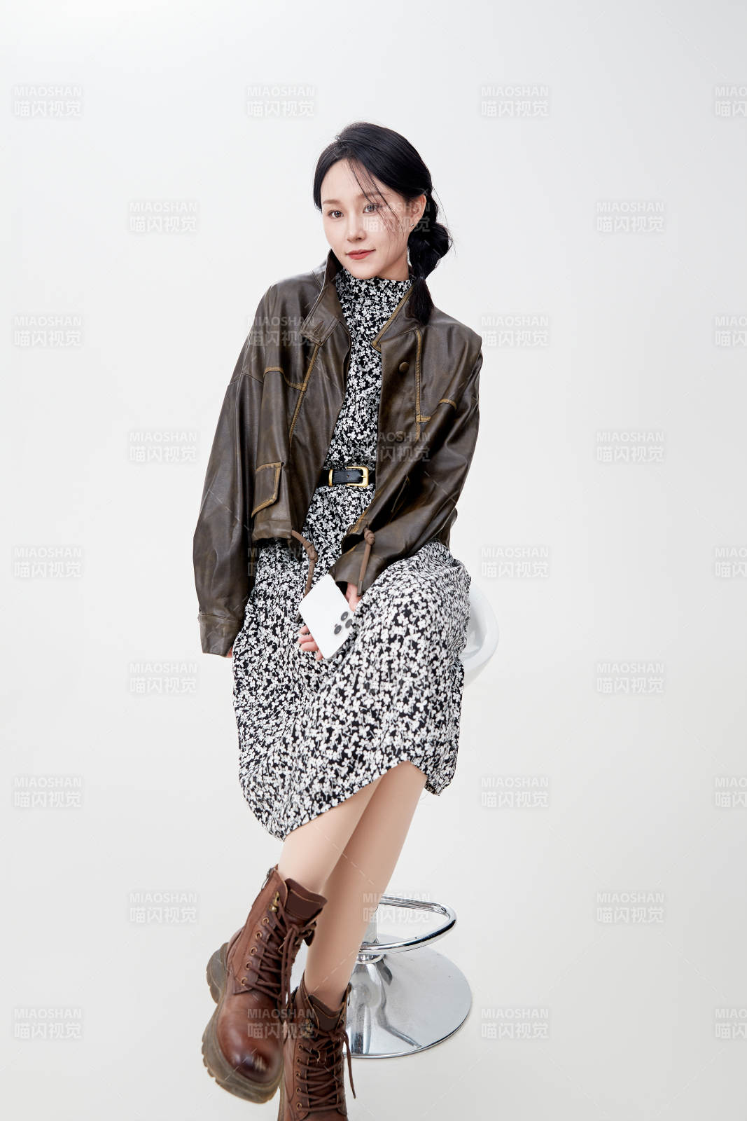 白色背景下使用手機(jī)的亞洲女性