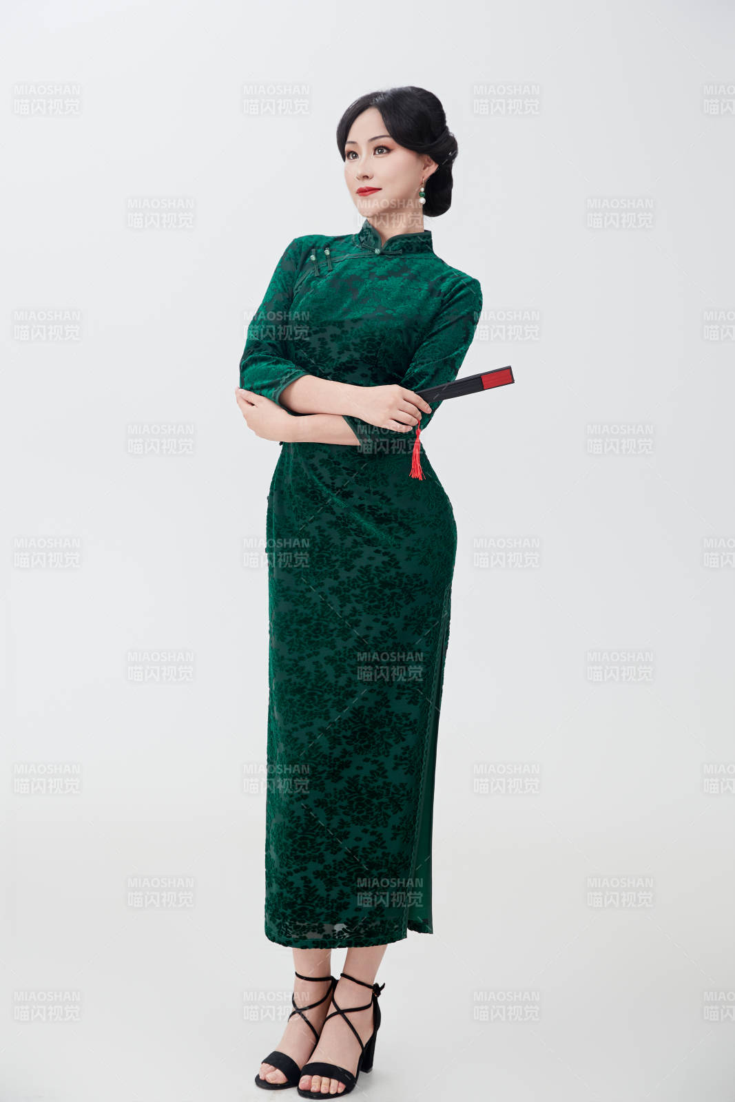 穿著中式旗袍手拿香扇的亞洲美女