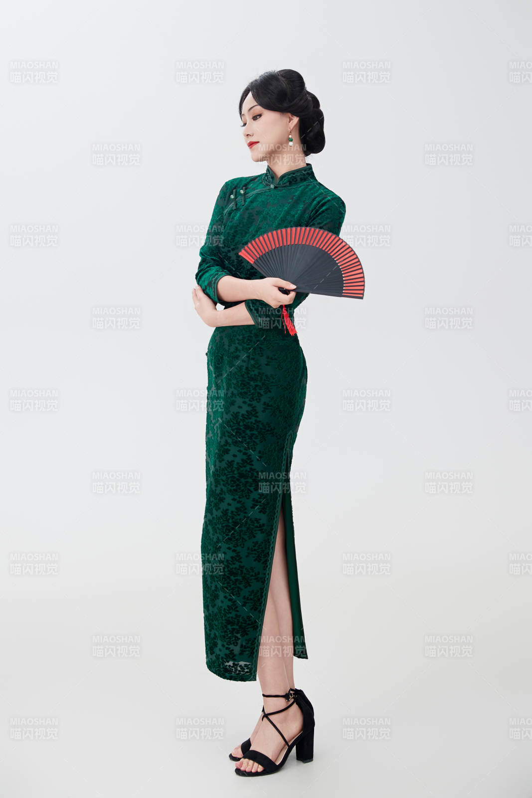 穿著中式旗袍手拿香扇的亞洲美女