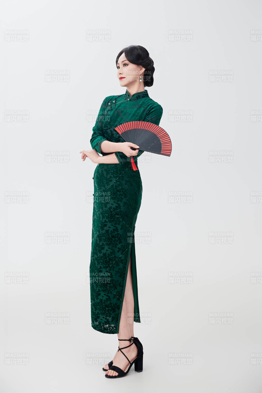 穿著中式旗袍手拿香扇的亞洲美女