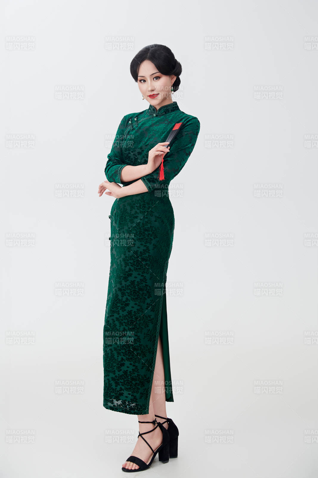 穿着中式旗袍手拿香扇的亚洲美女