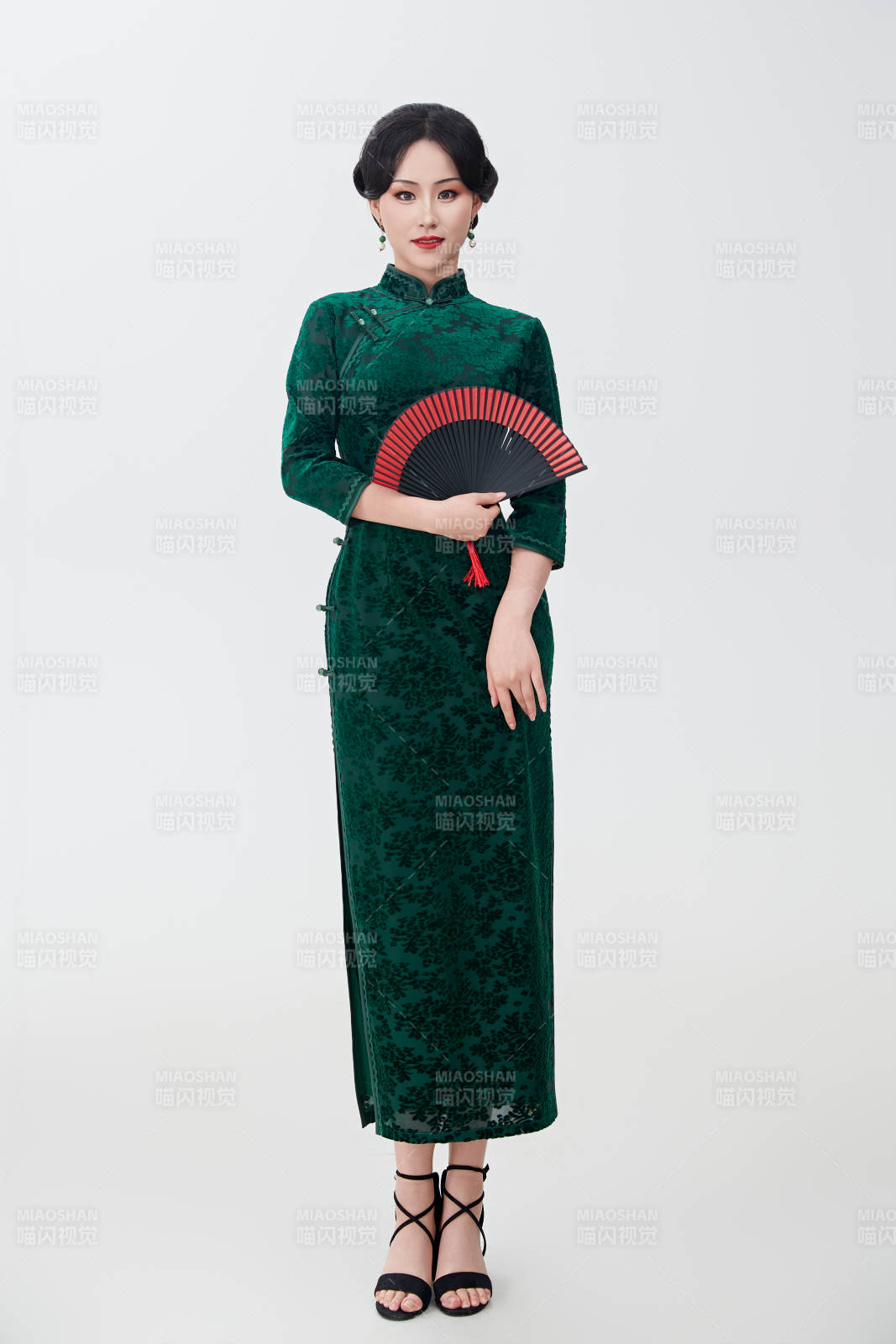 穿著中式旗袍手拿香扇的亞洲美女