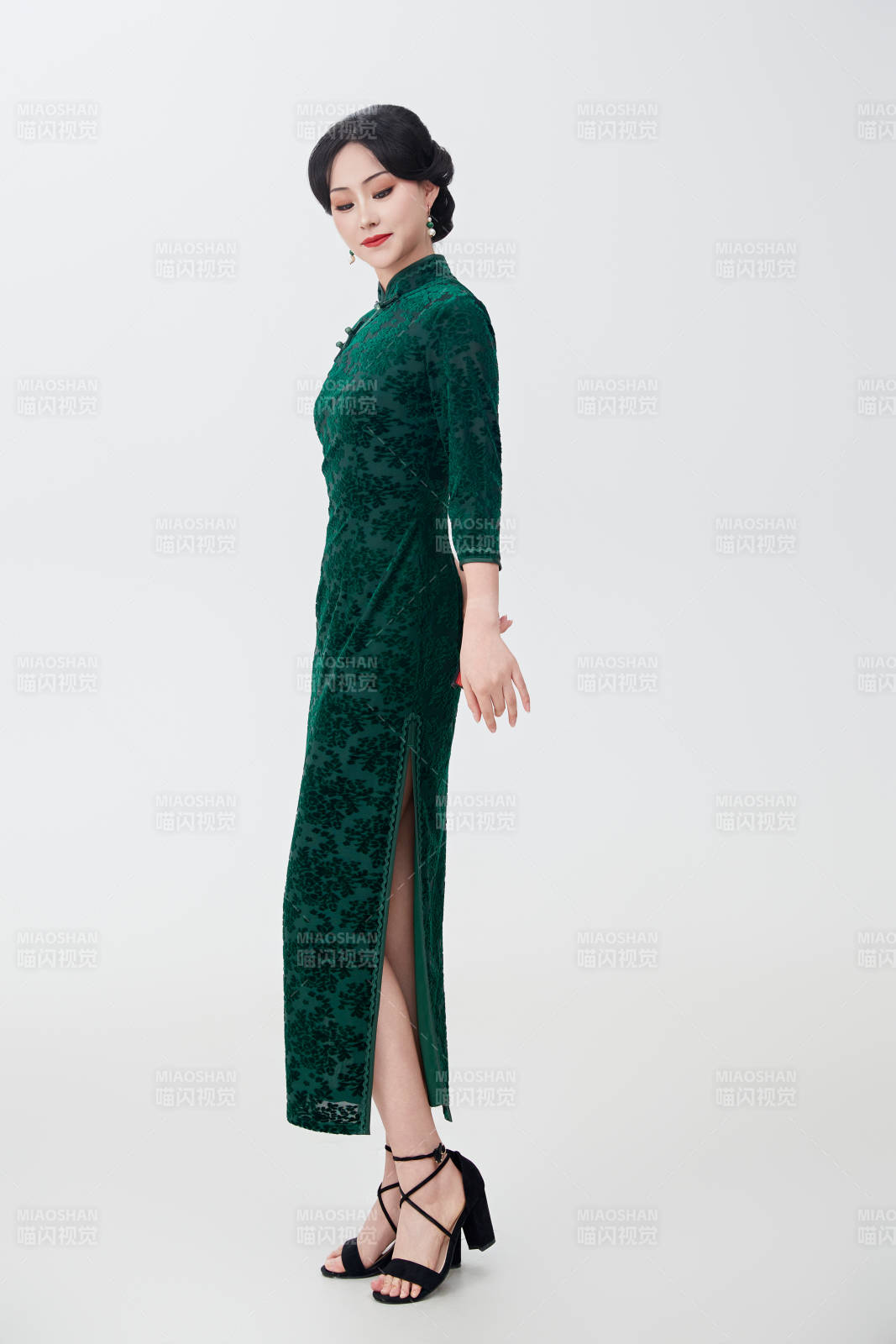 穿著中式旗袍手拿香扇的亞洲美女