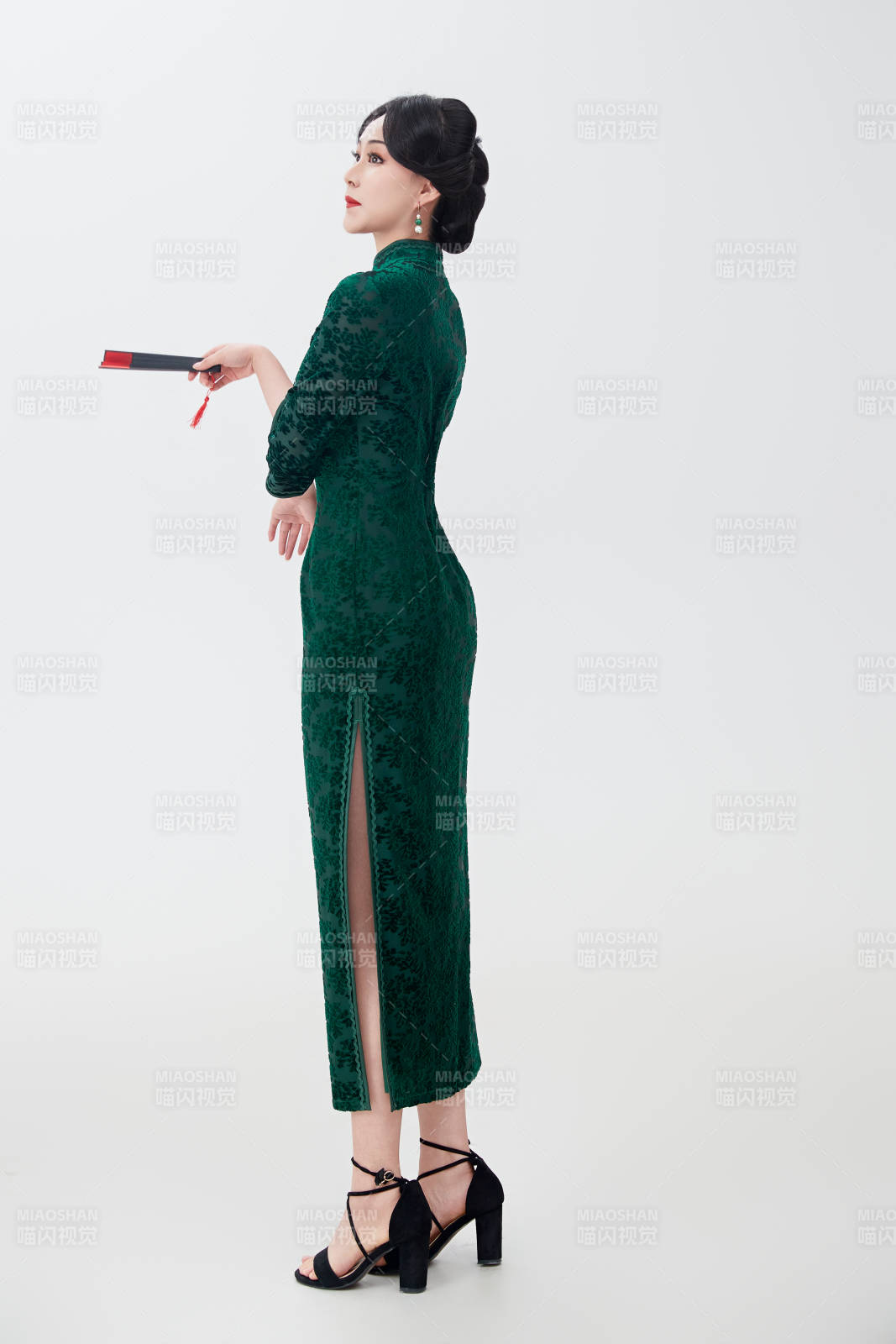 穿著中式旗袍手拿香扇的亞洲美女