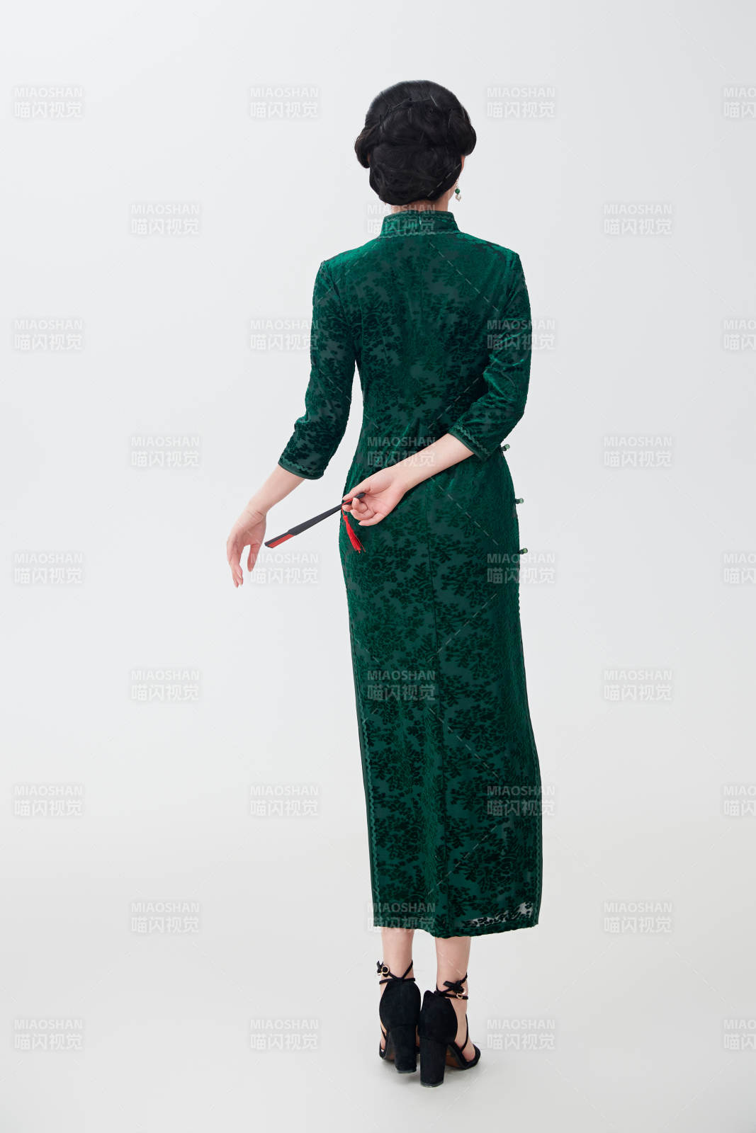 穿著中式旗袍手拿香扇的亞洲美女